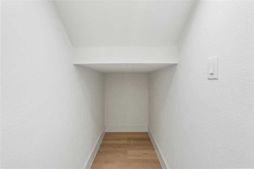 2404 Scott St - Photo 6 of 23