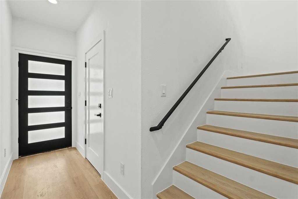 2406 Scott St - Photo 3 of 23