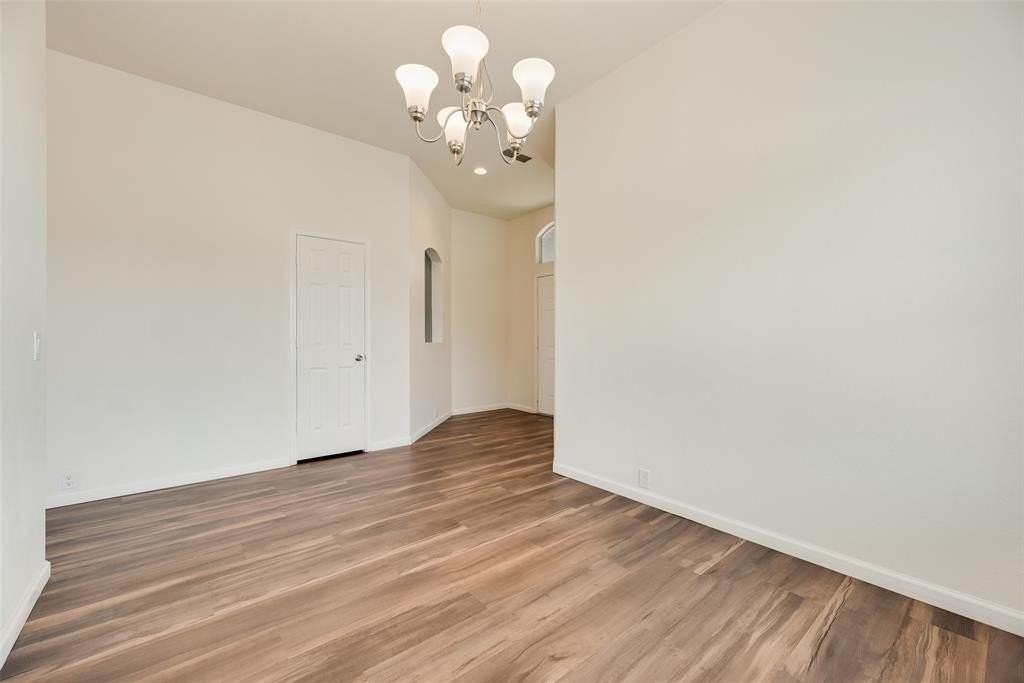 8601 Wagon Trl - Photo 6 of 21