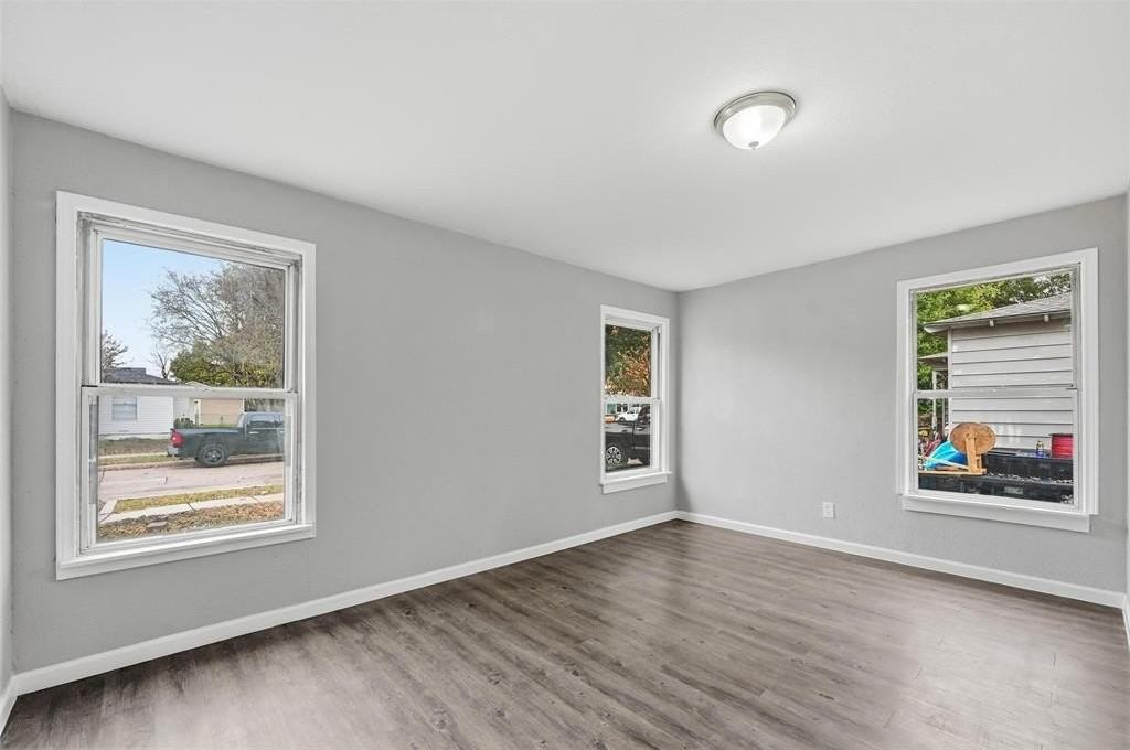 904 21st St - Photo 7 of 18