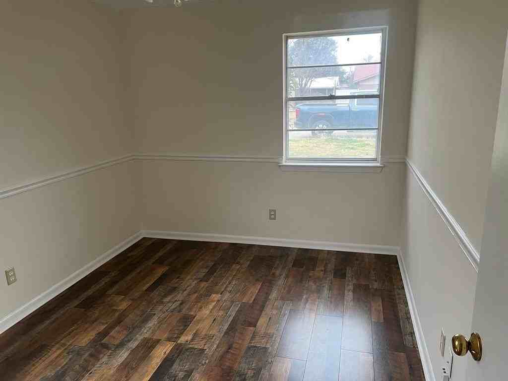 1403 Se 21st St - Photo 3 of 7