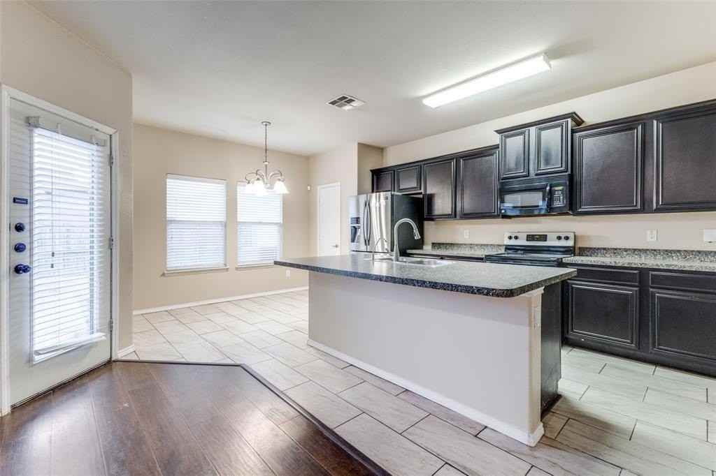 2217 Stonebrook Ln - Photo 3 of 12