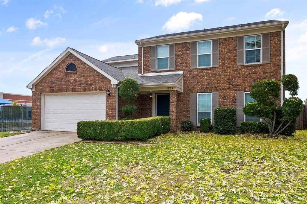 1123 Concord Dr - Photo 2 of 38