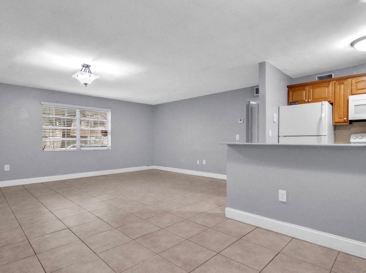 1100 Salzedo St - Photo 4 of 4