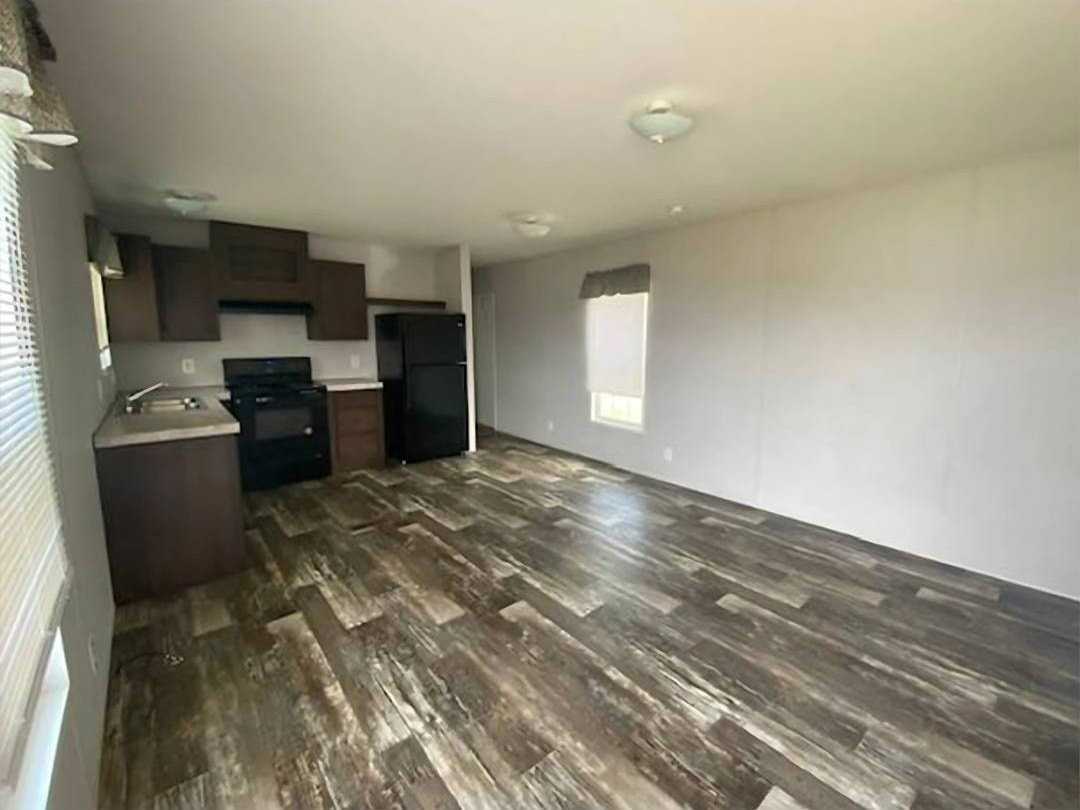 1521 Thomas Dr - Photo 2 of 9