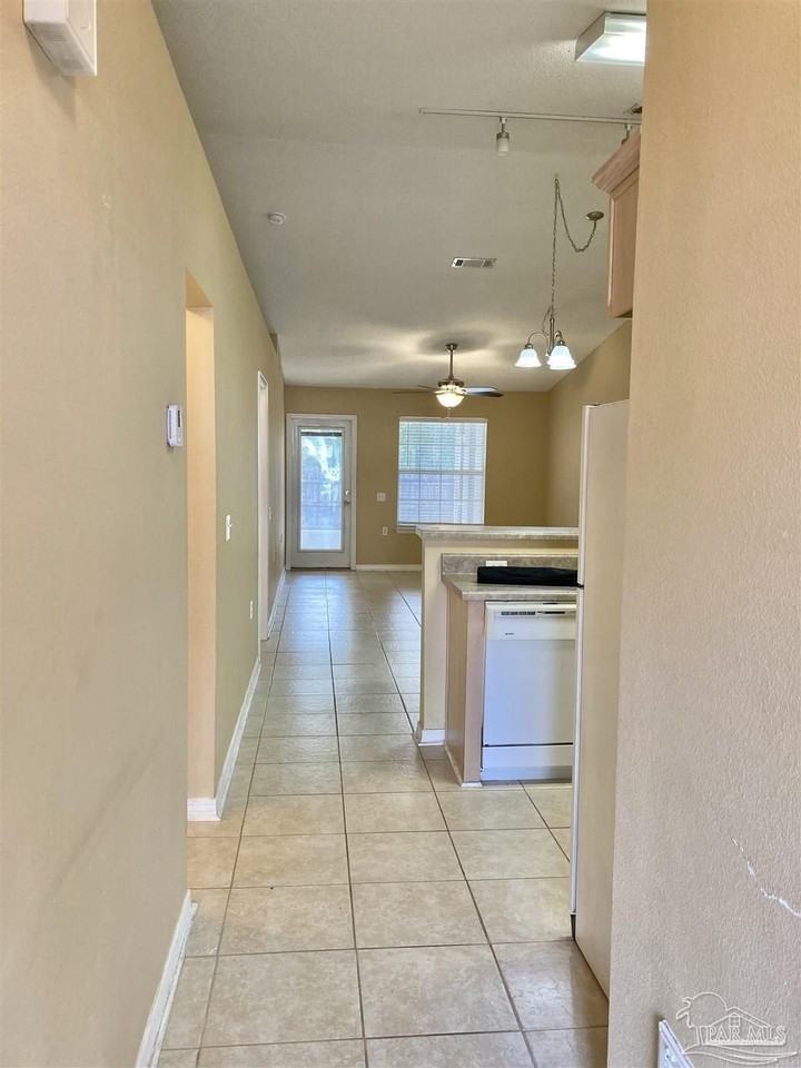 2470 Trailwood Dr - Photo 3 of 37