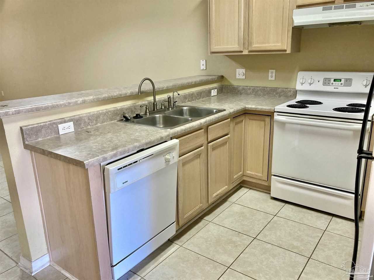 2470 Trailwood Dr - Photo 5 of 37