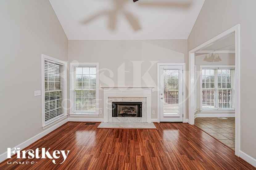 136 Silverstone Ln - Photo 3 of 19