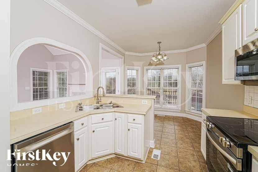 136 Silverstone Ln - Photo 6 of 19