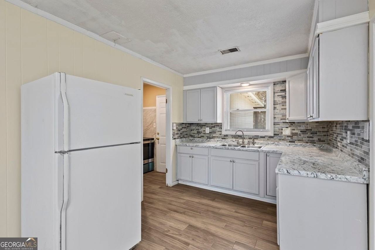 1201 Shoreham Dr - Photo 3 of 21