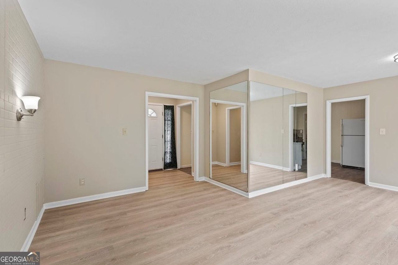 1201 Shoreham Dr - Photo 4 of 21