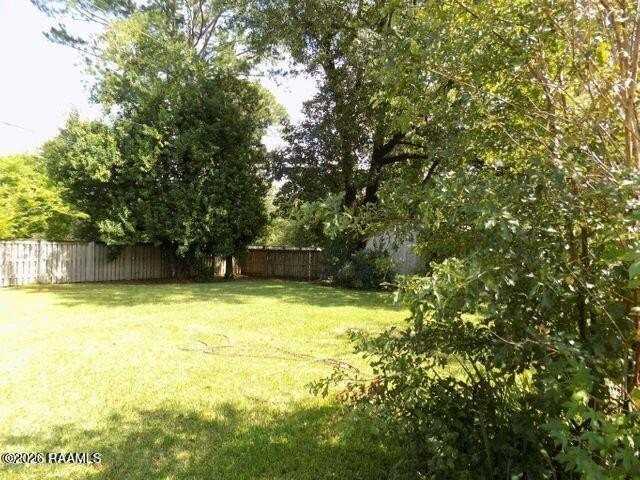 305 Cambridge Dr - Photo 2 of 23