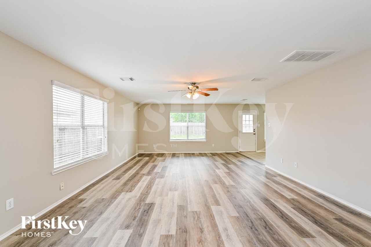 4435 Sprangletop Ave - Photo 3 of 16