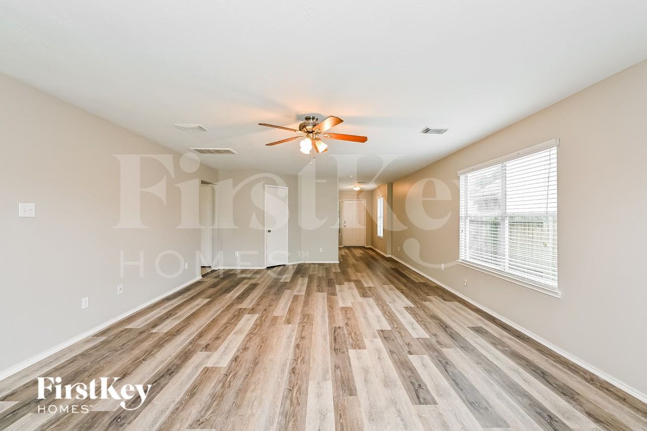 4435 Sprangletop Ave - Photo 4 of 16