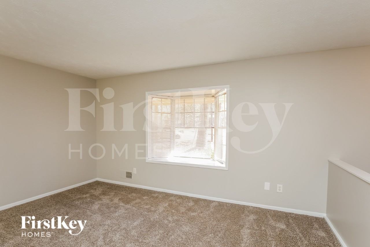 1080 Buckhurst Dr - Photo 3 of 15