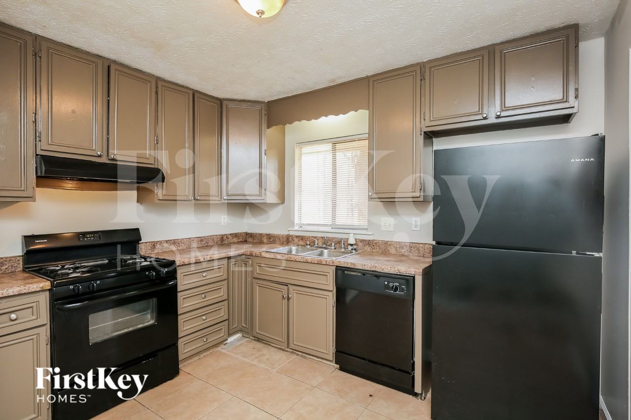 1080 Buckhurst Dr - Photo 5 of 15