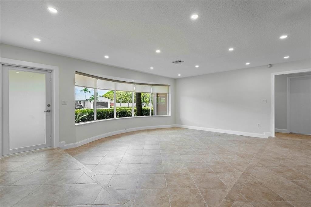 5206 Cleveland St - Photo 7 of 31