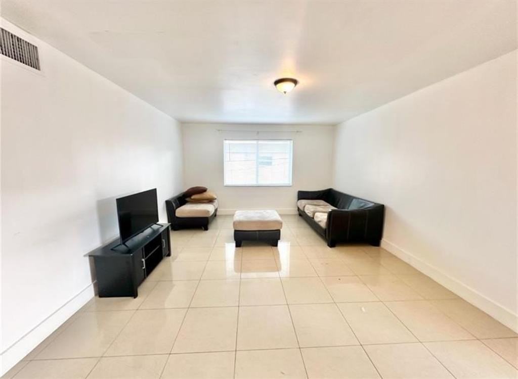 1548 Sw 5th Pl #2 - Photo 3 of 7