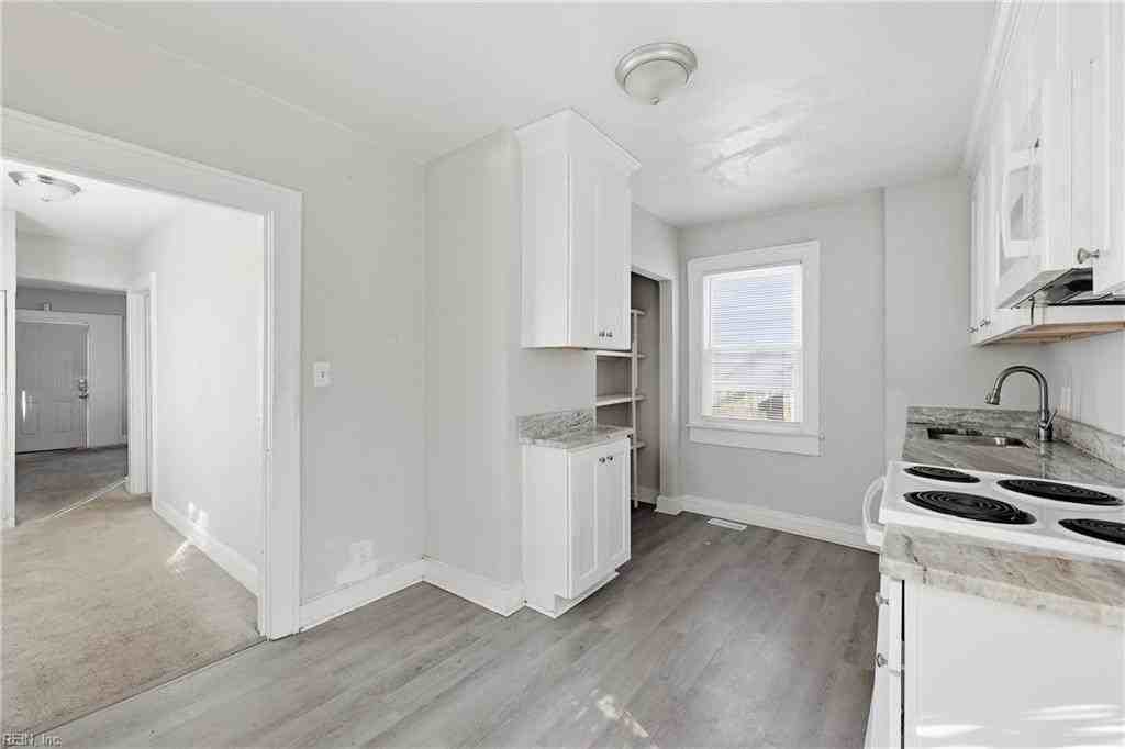 829 43rd St - Photo 2 of 23