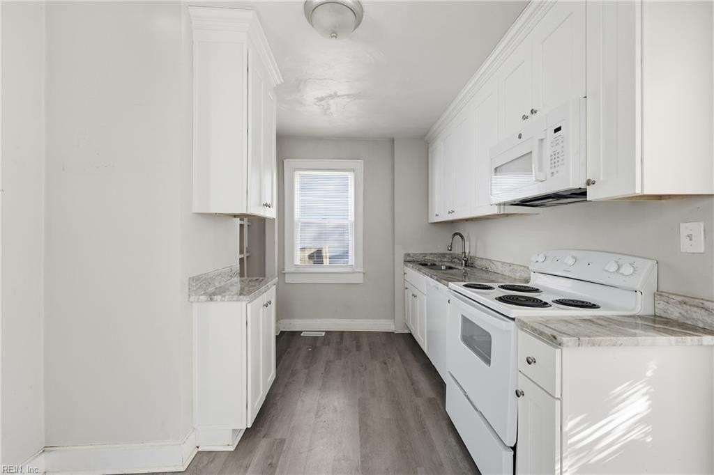 829 43rd St - Photo 3 of 23