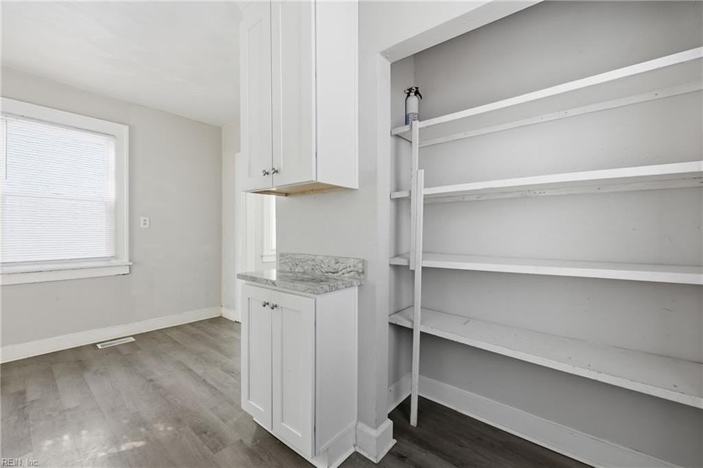 829 43rd St - Photo 4 of 23