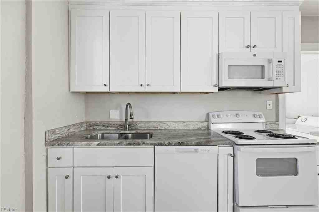 829 43rd St - Photo 7 of 23