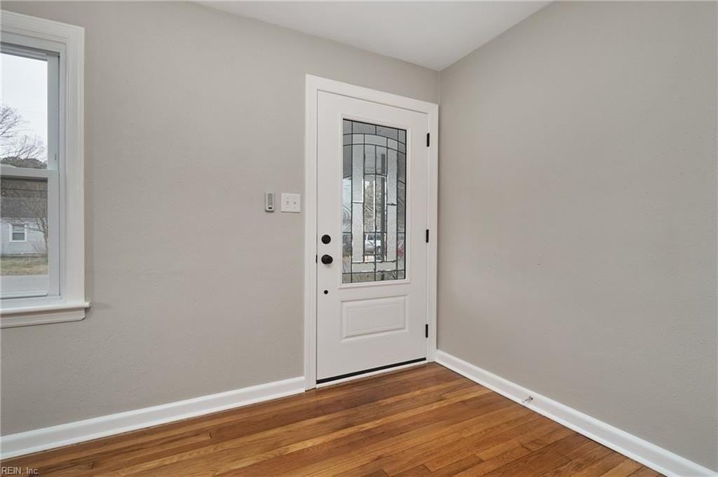 460 Baldwin St - Photo 5 of 35