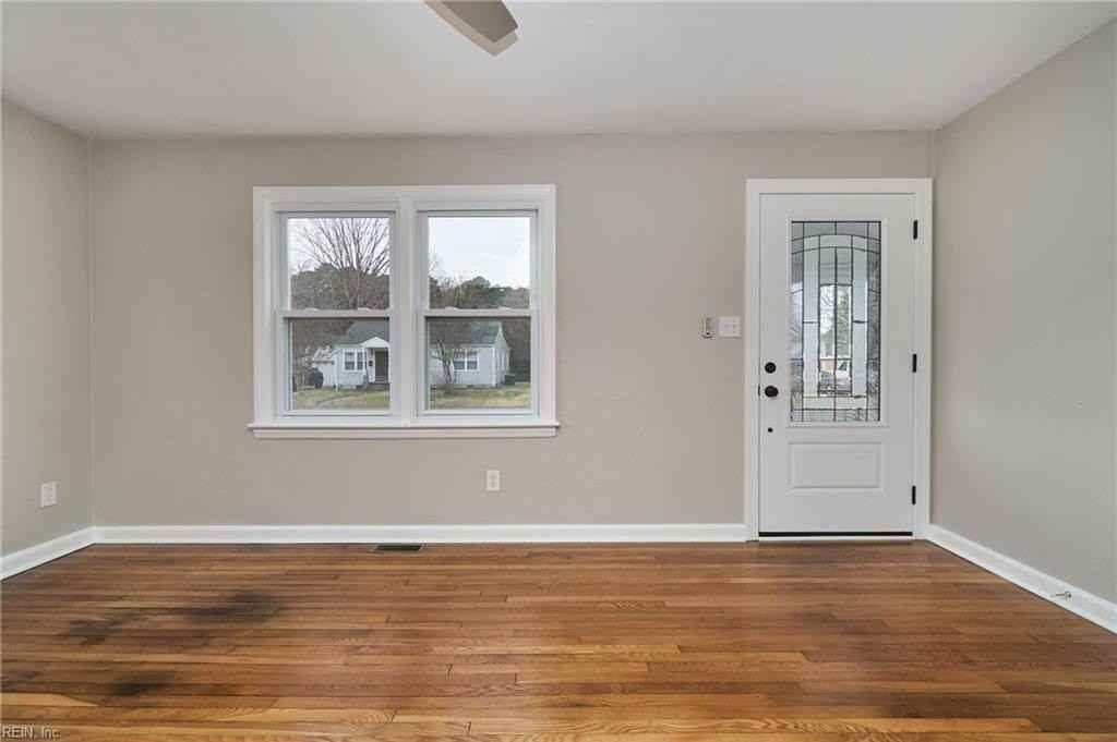 460 Baldwin St - Photo 6 of 35