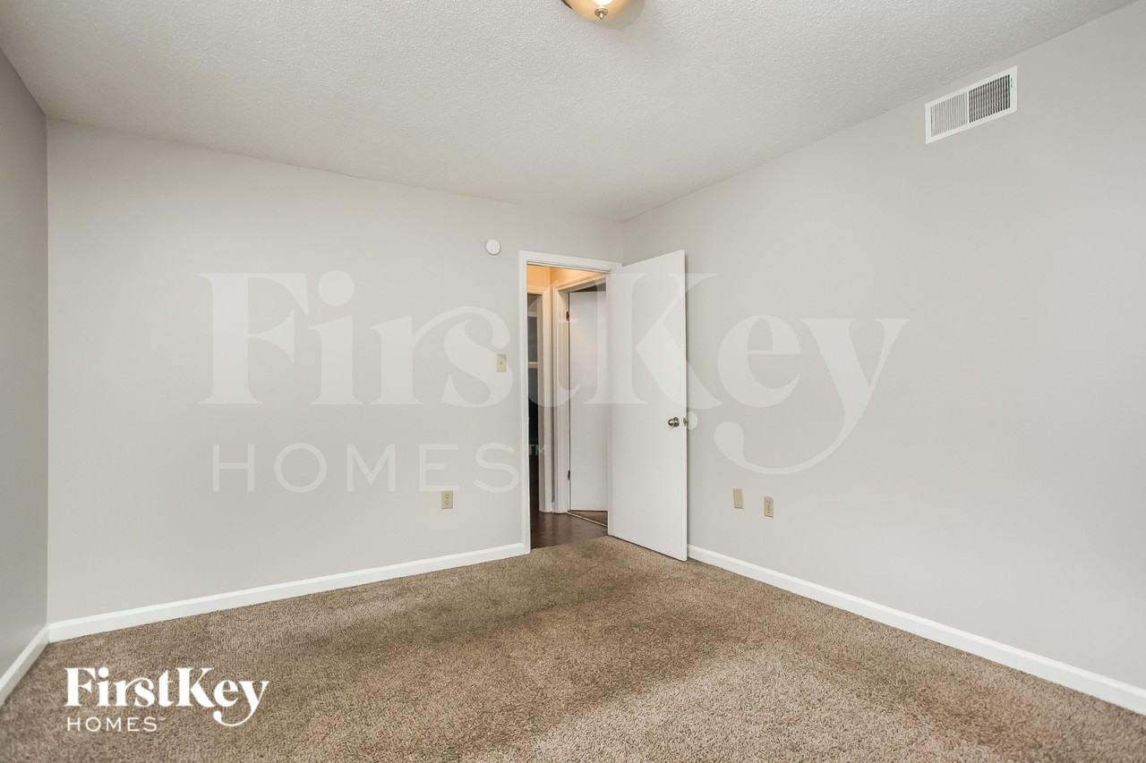 4834 Walden Glen St - Photo 6 of 16