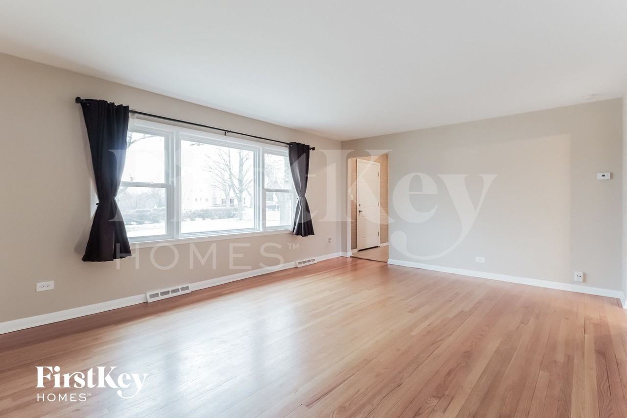 301 E Division St - Photo 2 of 15