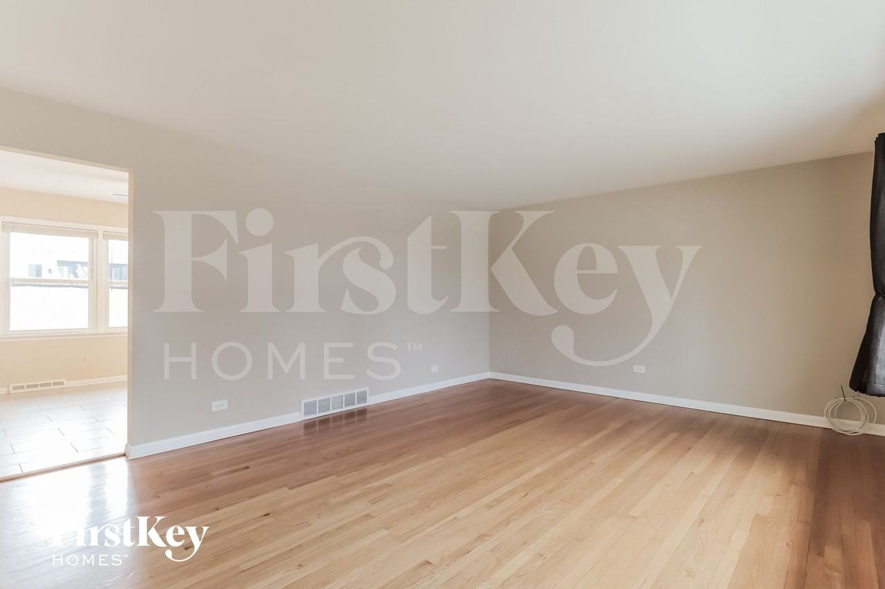 301 E Division St - Photo 3 of 15