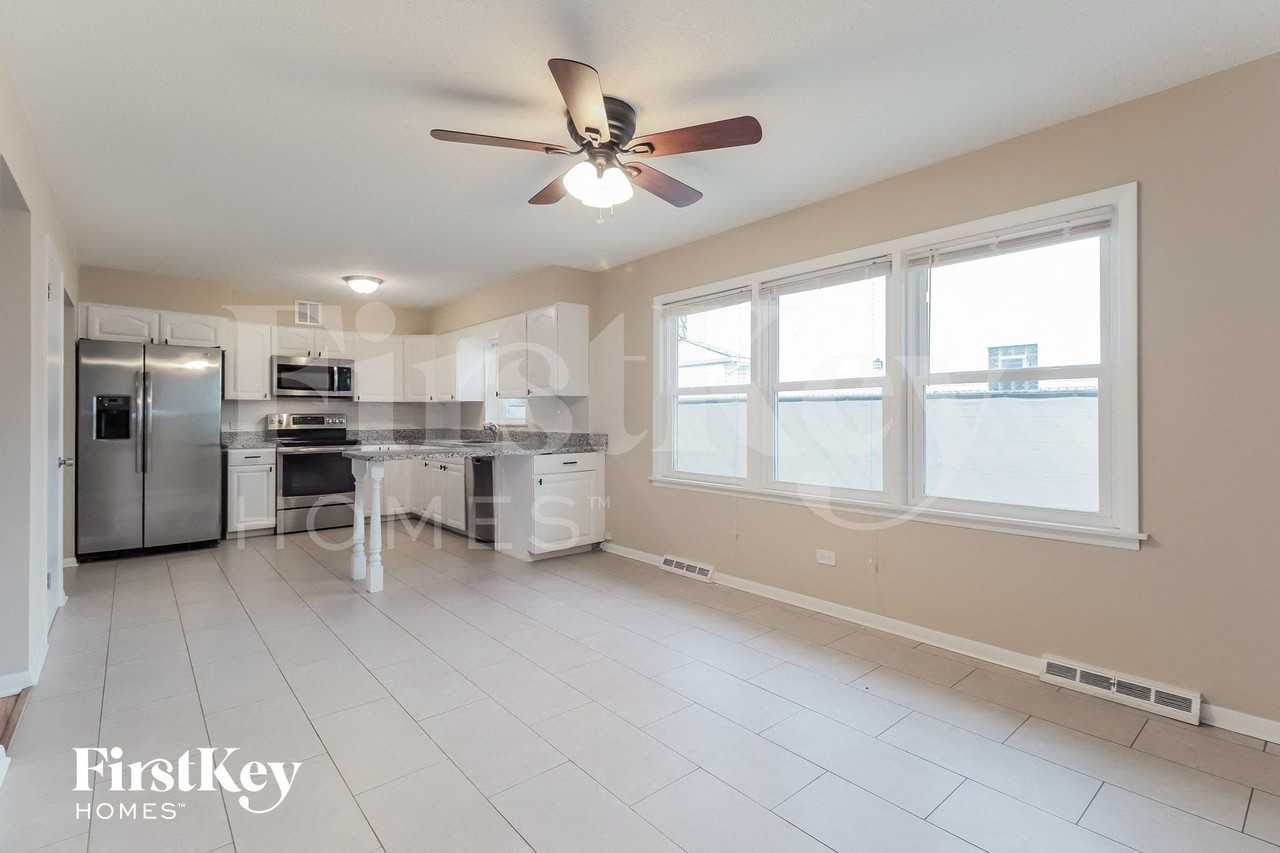 301 E Division St - Photo 4 of 15