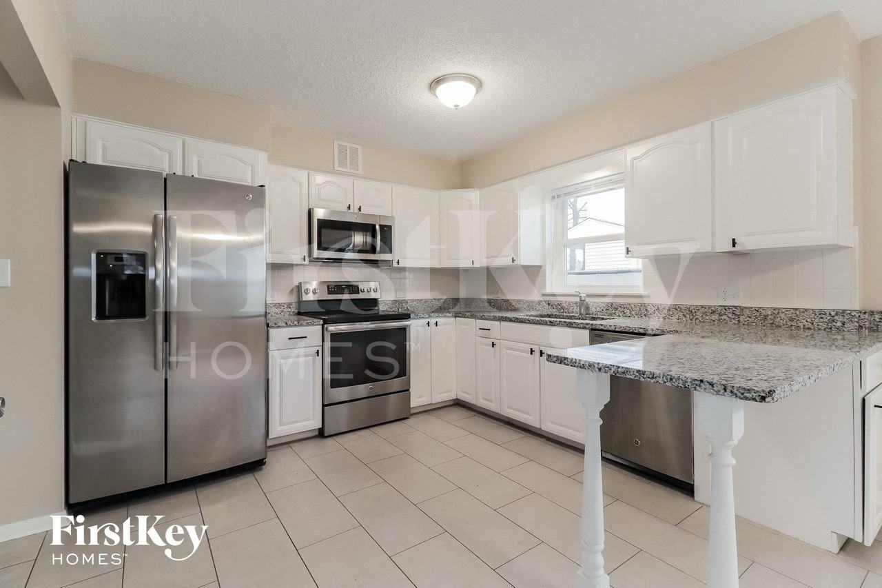 301 E Division St - Photo 5 of 15