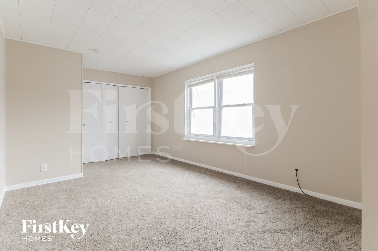 301 E Division St - Photo 6 of 15