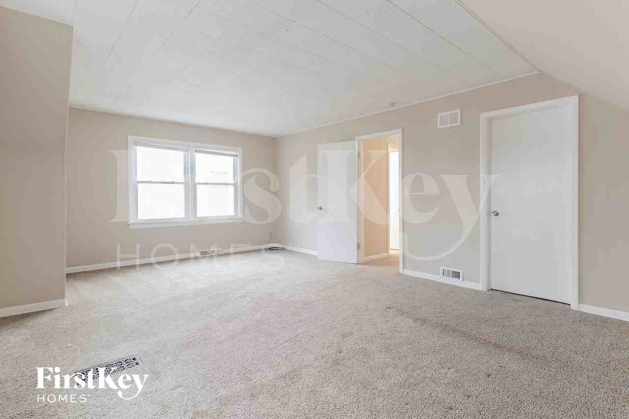 301 E Division St - Photo 7 of 15