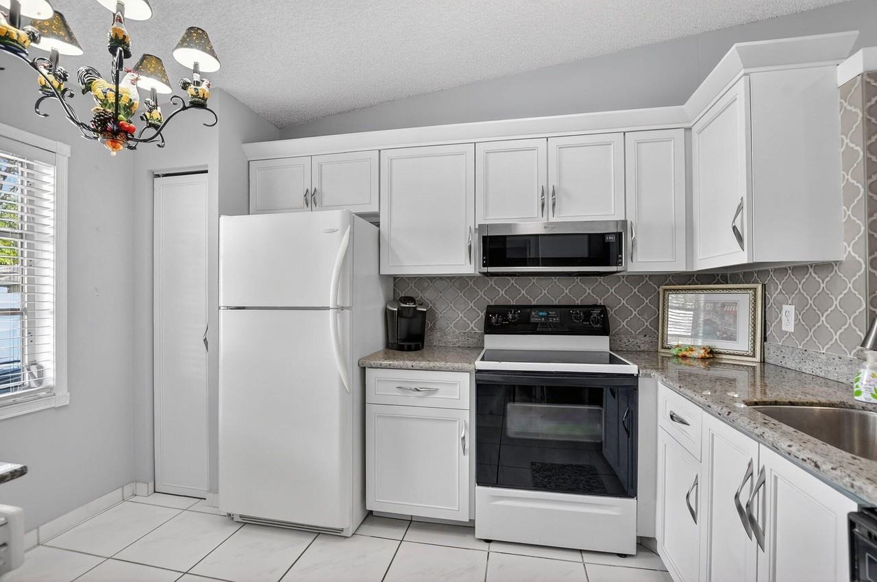 8622 Dreamside Ln - Photo 5 of 36