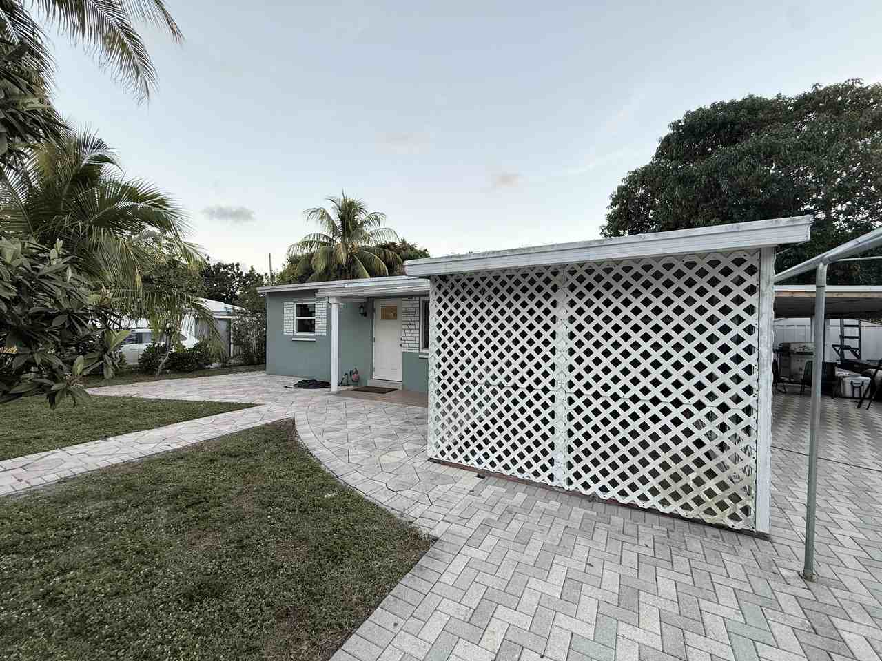 1382 Ne 28th St - Photo 4 of 24