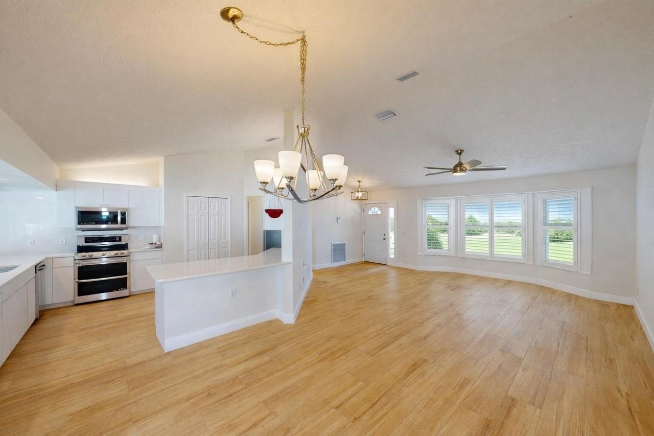 8001 Se Pilots Cove Ter - Photo 6 of 34