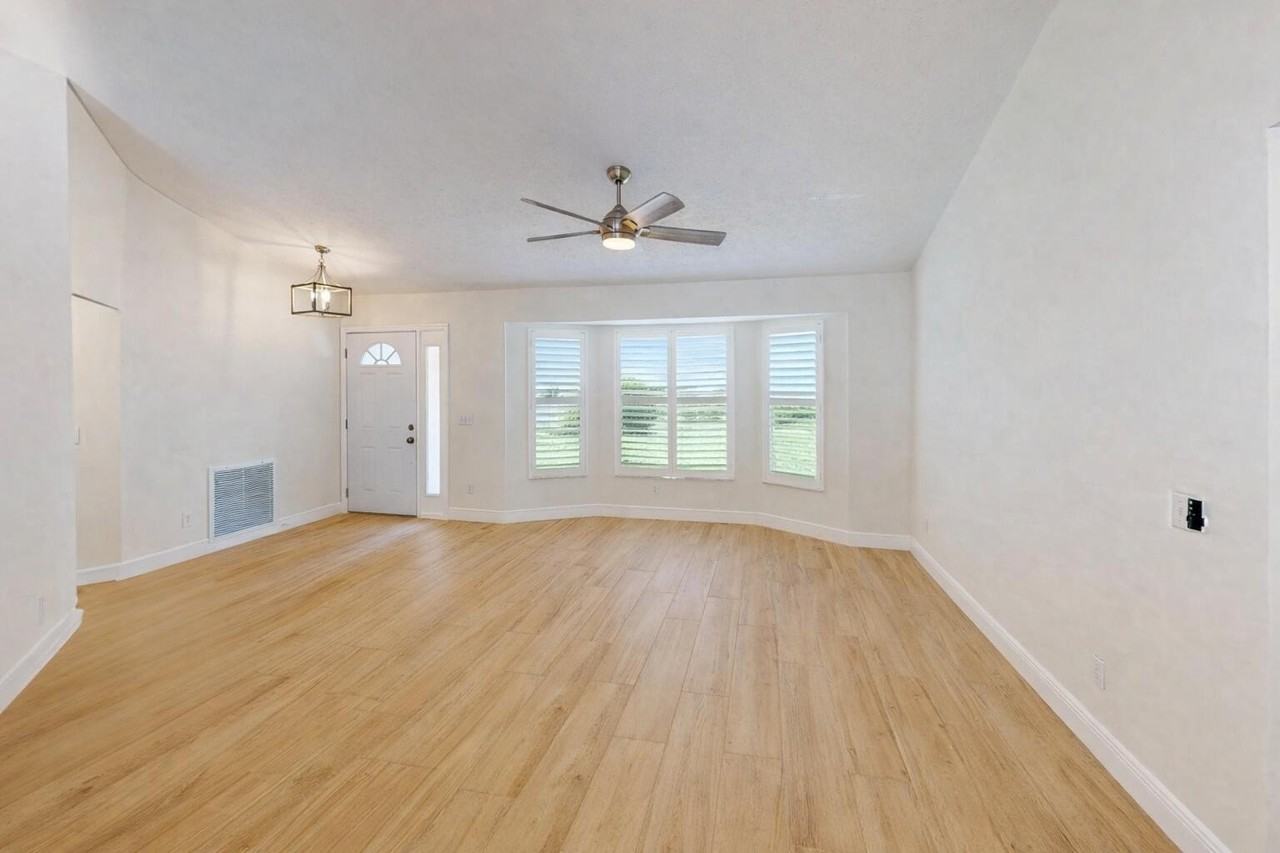 8001 Se Pilots Cove Ter - Photo 7 of 34