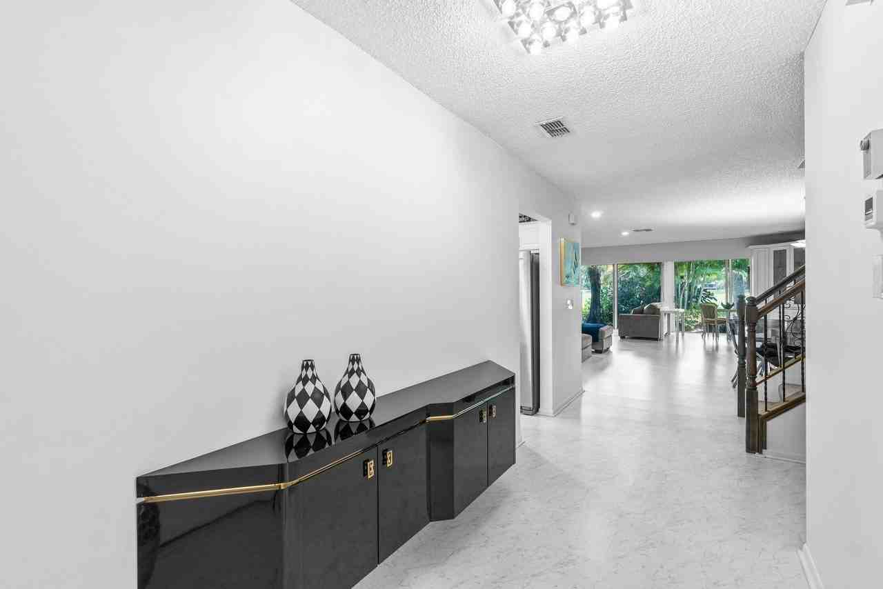 27 Southport Ln #C - Photo 4 of 50