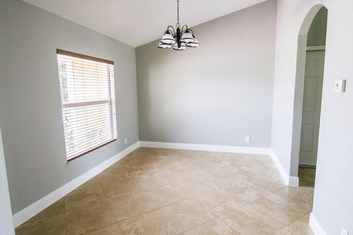 558 Sw Colleen Ave - Photo 2 of 8