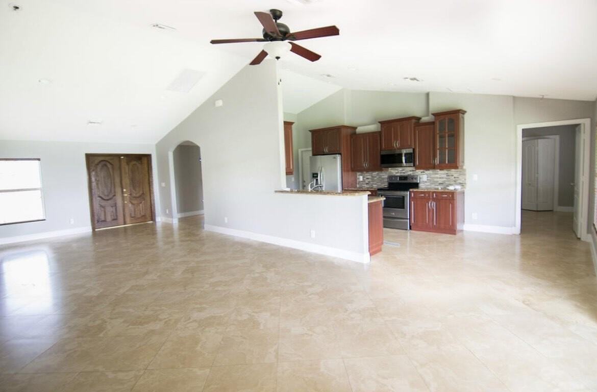 558 Sw Colleen Ave - Photo 3 of 8