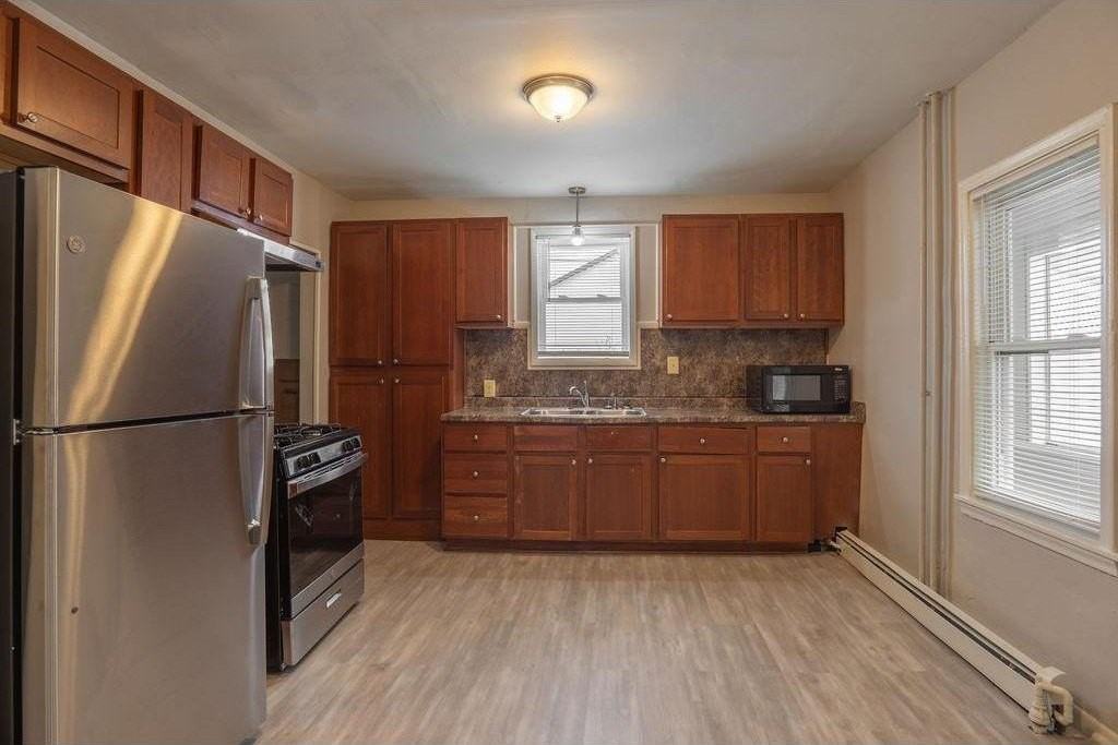 1220 Burr St - Photo 4 of 22