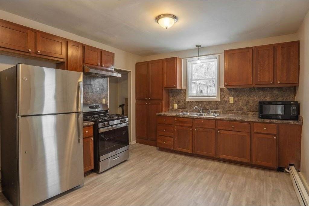 1220 Burr St - Photo 5 of 22