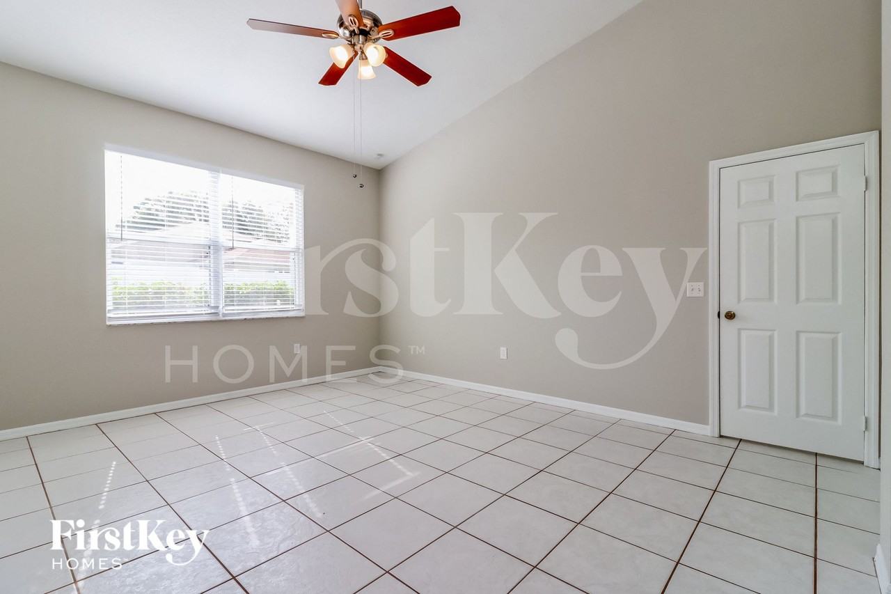 11805 Cliffwood Ct - Photo 3 of 15