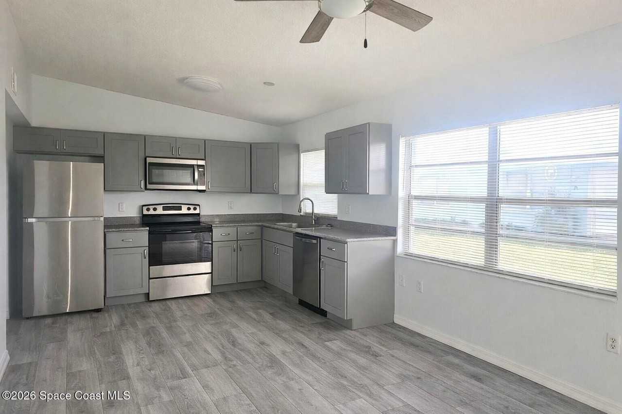 135 Roosevelt Ave Unit 135b #135B - Photo 7 of 19