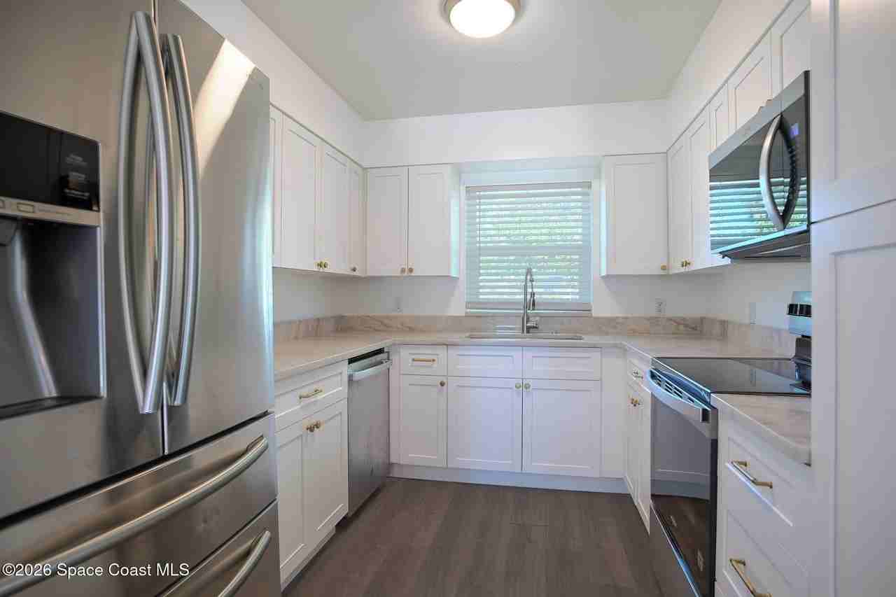 453 Dolphin St - Photo 4 of 24