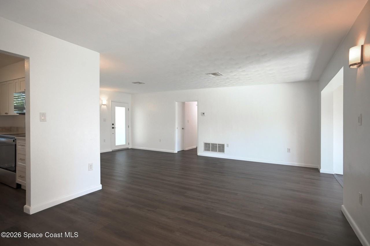 453 Dolphin St - Photo 5 of 24