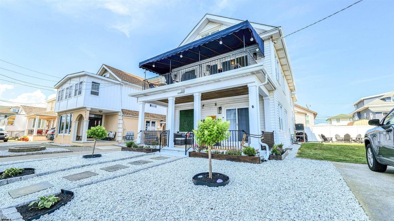 229 N Derby Ave - Photo 2 of 50