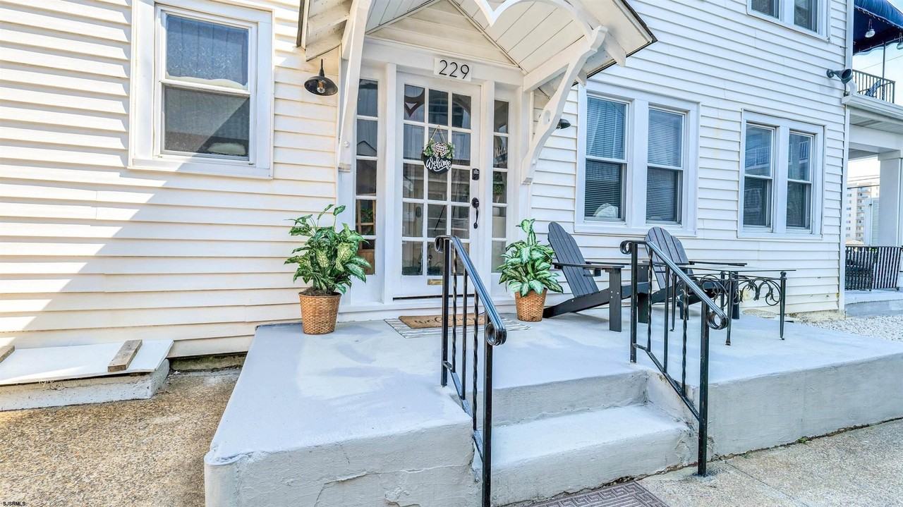 229 N Derby Ave - Photo 4 of 50